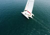 trimarano a vela al mare